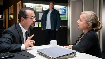 Bild: WDR/Thomas Kost Silke Haller (ChrisTine Urspruch, l) und Prof. Karl-Friedrich Boerne (Jan Josef Liefers, r) sind im Polizeipräsidum – und nicht einer Meinung.