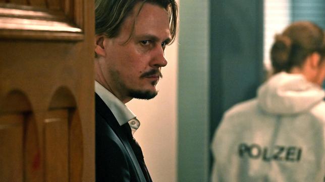Bild: MDR/MadeFor/Hardy Spitz Simon Fischer (Christian Bayer) beobachtet die Spurensicherung in seinem Schlafzimmer