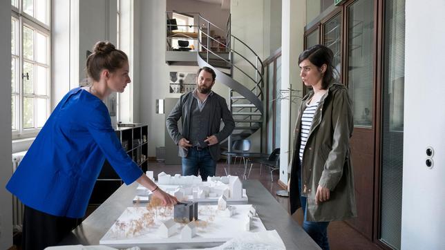 Bild: MDR Simone Schröder (Paula Kroh) im Gespräch mit Lessing (Christian Ulmen) und Kira Dorn (Nora Tschirner).