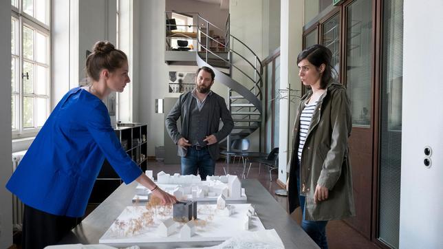 Simone Schröder (Paula Kroh) im Gespräch mit Lessing (Christian Ulmen) und Kira Dorn (Nora Tschirner).