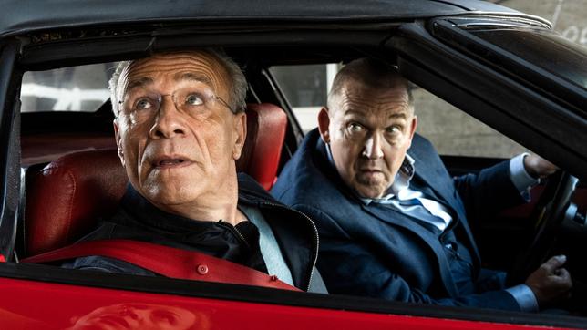 Sind zum Einsatz gerufen worden: die Kommissare Max Ballauf (Klaus J. Behrendt, links) und Freddy Schenk (Dietmar Bär) - in einem roten Sportwagen.