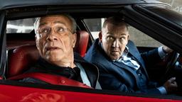 Sind zum Einsatz gerufen worden: die Kommissare Max Ballauf (Klaus J. Behrendt, links) und Freddy Schenk (Dietmar Bär) - in einem roten Sportwagen.