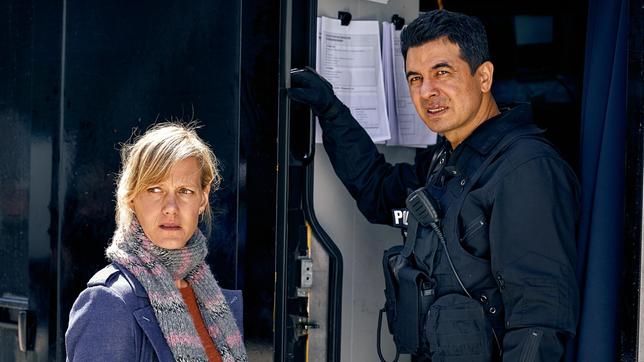 Bild: WDR/Frank Dicks Soll die Bank gestürmt werden – oder gelingt es Kollege Faber, die Situation dort alleine zu lösen? Kommissarin Martina Bönisch (Anna Schudt, l) und der Leiter des SEK, Günsay (Ercan Karacayli, r) sind sich nicht einig.