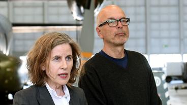 Bild: dpa Regisseur Hartmut Schoen mit Dagmar Rosenbauer