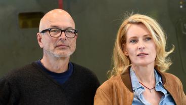 Regisseur Hartmut Schoen mit Maria Furtwängler