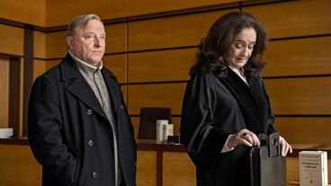 Bild: WDR/Martin Valentin Menke Staatsanwältin Wilhelmine Klemm (Mechthild Großmann, rechts) ist nicht erfreut. Kommissar Frank Thiel (Axel Prahl, links) berichtete ihr gerade, welche Verdächtigen er im Visier hat.