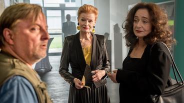Bild: WDR/Wolfgang Ennenbach Staatsanwältin Wilhelmine Klemm (Mechtild Großmann, rechts) und Nika Wenger (Gertie Honeck, Mitte), die frühere Kuratorin der Internationalen Skulptur-Tage in Münster, kennen sich aus gemeinsamen Tagen in der Kommune. Auch Kommissar Frank Thiel (Axel Prahl, links) tauchte damals dort auf.
