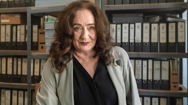 Bild: WDR/Bavaria Fiction GmbH/Thomas Kost Staatsanwältin Wilhelmine Klemm (Mechthild Großmann) verteidigt Frank Thiel (Axel Prahl) und verweist Frau Mann und Herrn Muster in ihre Schranken.