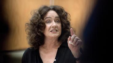 Bild: WDR/Martin Menke Staatsanwältin Wilhelmine Klemm (Mechthild Großmann) warnt vor voreiligen Schlüssen bei den Ermittlungen.