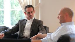 Staatsanwalt Marquardt (Max Tidof) unterhält gute Beziehungen zum Innenminister Dr. Lenglich (Nils Düwell).