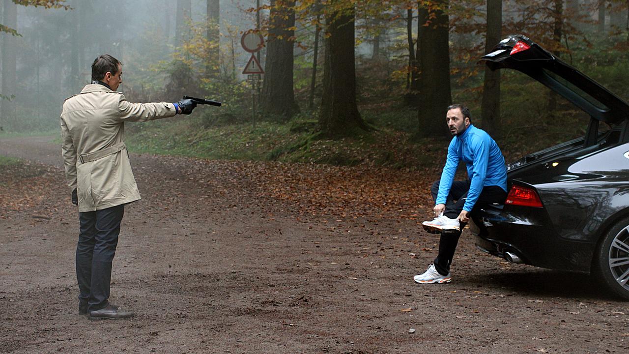 Tatort Stuttgart - Der Inder: ürgen Dillinger (Robert Schupp) macht sich gerade zum Joggen fertig, als ein Fremder (Stephane Lalloz) ihn einfach erschießt.