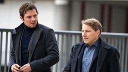Tatort Stuttgart - Der Inder: Sebastian Bootz (Felix Klare) und Thorsten Lannert (Richy Müller) müssen den Mord an einem ehemaligen Staatssekretär aufklären. 