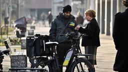 Susanne Bonard (Corinna Harfouch, re) kann den Fahrradkurier Nil Kumara (Ajay Paul, li), der den Toten kannte, dazu bringen, mit ihr zu sprechen.