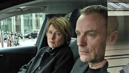 Susanne Bonard (Corinna Harfouch, li) Robert Karow (Mark Waschke, re) observieren die Bundesdruckerei, um herauszufinden, was für ein Coup dort geplant ist.