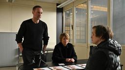 Susanne Bonard (Corinna Harfouch, mitte) und Robert Karow (Mark Waschke, li) befragen Annika Haupt (Annett Sawallisch, re), die Geliebte des Toten.