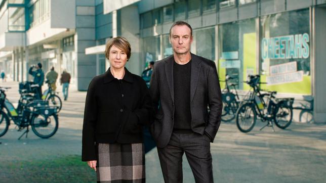 Susanne Bonard (Corinna Harfouch) und Robert Karow (Mark Waschke) ermitteln im Mordfall eines Riders, der für einen Berliner Fahrradlieferdienst gearbeitet hat.