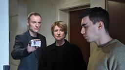 Susanne Bonard (Corinna Harofuch, mitte) und Robert Karow (Mark Waschke, li) suchen die Adresse des Toten auf und treffen dort auf seinen Bruder Luis (Henry Morales, re).