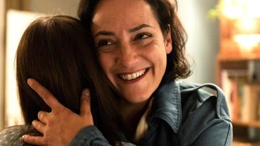 Bild: WDR/Bavaria Fiction GmbH/Martin Valentin Menke Susanne Elvan (Nesche Demir) nimmt ihre Tochter Mia (Tesha Moon Krieg) in den Arm. Seitdem Tarek bei ihnen wohnt, kommt die 14-Jährige abends erst so spät wie möglich nach Hause.