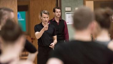 Bild: WDR/Martin Menke Tanztrainer Andreas Roth (Max von Pufendorf, l) und Vereinspräsident Dr. Winfried Steul (Thomas Heinze, r) haben hohe Erwartungen an ihre Tänzer: In diesem Jahr soll der Aufstieg gelingen.