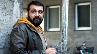 Bild: WDR/Bavaria Fiction GmbH/Martin Valentin Menke Tarek Elvan (Sahin Eryilmaz) wurde aus der Haft entlassen. Nach dem Mord an seiner Frau ist er tatverdächtig.
