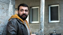 Tarek Elvan (Sahin Eryilmaz) wurde aus der Haft entlassen. Nach dem Mord an seiner Frau ist er tatverdächtig.