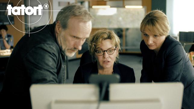 Bild: HR Paul Brix (Wolfram Koch), Anna Janneke (Margarita Broich, Mitte) und Constanze Lauritzen (Christina Große).