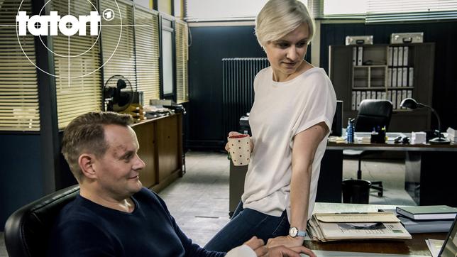 Bild: SR/Manuela Meyer Kriminalhauptkommissar Jens Stellbrink (Devid Striesow) mit Kommissarin Mia Emmrich (Sandra-Maren Schneider)