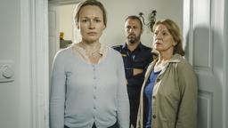 Theresa Hein (Anja Schneider, links) wird von Kriminalhauptkommissarin Paula Ringelhahn (Dagmar Manzel, rechts) und ihrem Kollegen (Komparse) an den Tatort geführt. 