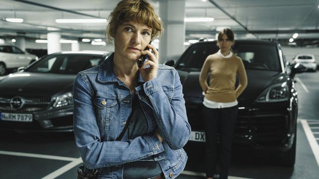 Von links: Kriminalkommissarin Wanda Goldwasser (Eli Wasserscheid) teilt ihren Kollegen telefonisch die neuen Hinweise mit, die sie von Betty (Lili Färberböck) bekommen hat.