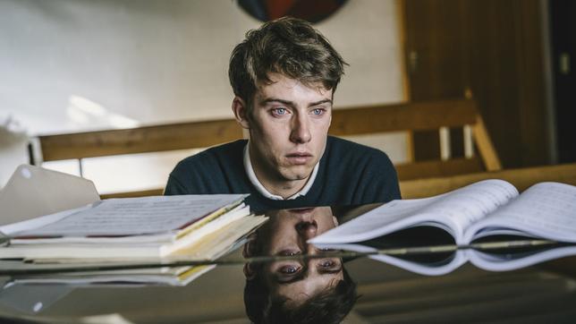 Bild: BR/Hager Moss Film GmbH/Hendrik Heiden Anton Steiner (Lukas B. Amberger) ist emotional sichtlich angegriffen, als er im Haus Kamann Klavierunterricht gibt.