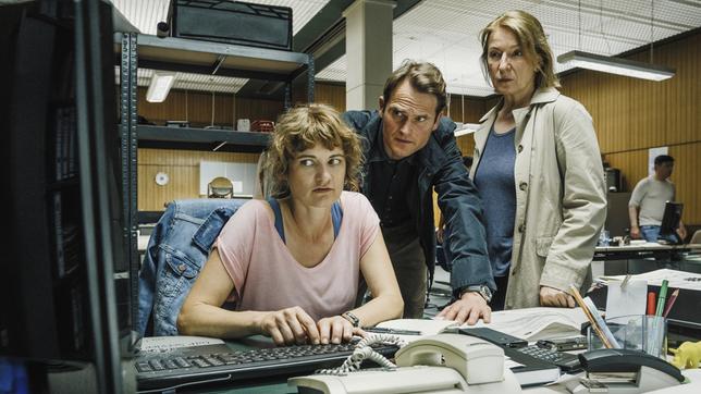 Bild: BR/Hager Moss Film GmbH/Hendrik Heiden Die Kriminalhauptkommissare Paula Ringelhahn (Dagmar Manzel, rechts) und Felix Voss (Fabian Hinrichs) und ihre Kollegin Kriminalkommissarin Wanda Goldwasser (Eli Wasserscheid) sind erstaunt über ihre Entdeckung.