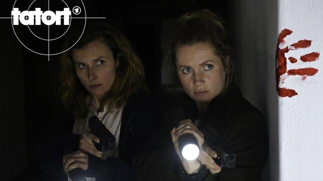 Karin Gorniak (Karin Hanczewski) und Leonie Winkler (Cornelia Gröschel) machen eine entsetzliche Entdeckung beim Routinecheck im Haus der Fischers