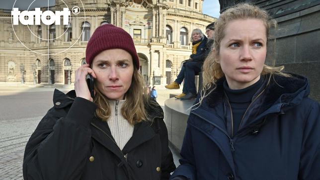 Karin Gorniak (Karin Hanczewski) und Leonie Winkler (Cornelia Gröschel) finden das Handy einer Verdächtigen.