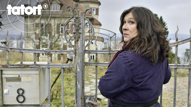 Bild: SWR/Patrick Pfeiffer Klara Blum steht vor einem heruntergekommenen Haus.