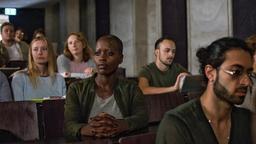 Anais (Florence Kasumba) wird Zeugin eines verblüffendes Vorgangs.