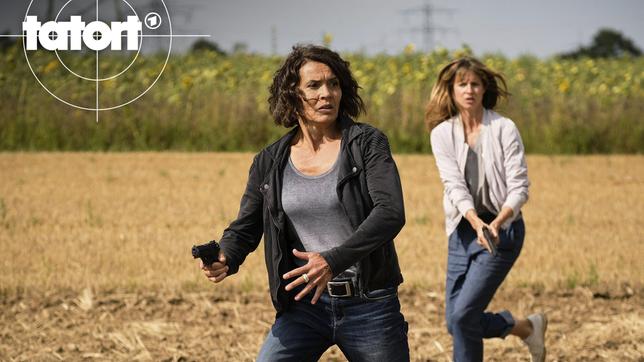 Bild: SWR/Benoit Linder Lena Odenthal (Ulrike Folkerts, links) und Johanna Stern (Lisa Bitter) verfolgen einen Tatverdächtigen.