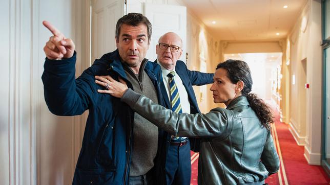 Bild: SRF/Daniel Winkler Tatort Luzern – Verfolgt: Eugen Mattmann pfeift Reto Flückinger und Liz Ritschard zurück.
