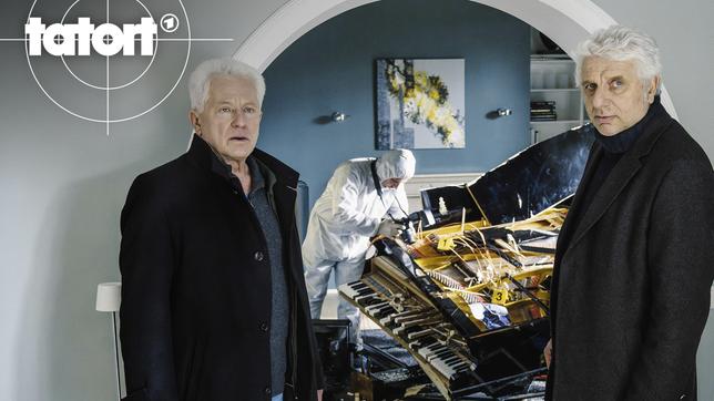 Bild: BR/NEUESUPER GmbH/Hendrik Heiden Von links: Ivo Batic (Miroslav Nemec) und Franz Leitmayr (Udo Wachtveitl) fragen sich, wer den Flügel zerstört haben könnte. Weiteres Bildmaterial finden Sie unter www.br-foto.de.