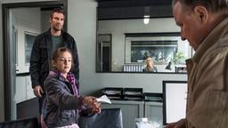 Tatort Münster – Mord ist die beste Medizin: Mia (Lena Meyer) im Kommisariat mit Vater Mark Koppolt (Benjamin Braun) und Kommissar Frank Thiel (Axel Prahl).