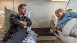 Tatort Münster – Mord ist die beste Medizin: Prof. Boerne (Jan Josef Liefers) plauscht mit seinem Klinik-Zimmernachbar Ulrich Göbel (Josef Ostendorf, r) 