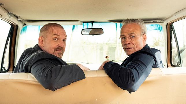 Die Kommissare Freddy Schenk (Dietmar Bär, l) und Max Ballauf (Klaus J. Behrendt) sind in einem amerikanischen Oldtimer unterwegs durch Köln.