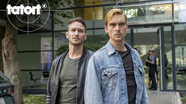 Hauptkommissare Leo Hölzer (Vladimir Burlakov) und Adam Schürk (Daniel Sträßer) vor dem Kommissariat in Saarbrücken