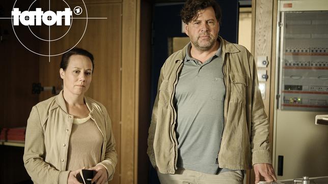 Franziska Tobler (Eva Löbau) und Friedemann Berg (Hans-Jochen Wagner) wundern sich, dass sie ihre Zeugin so kurz nach dem Überfall am Arbeitsplatz vorfinden.
