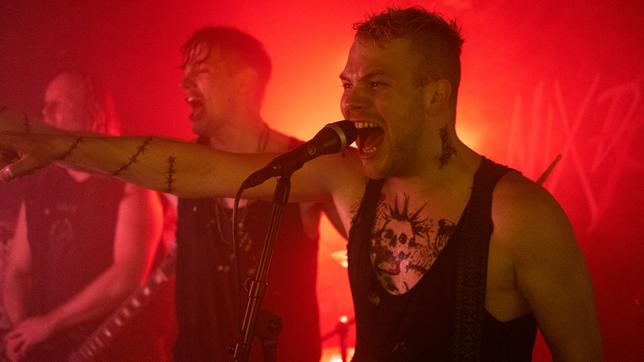 Bild: NDR/Christine Schroeder Eddie Nix (Andreas Helgi Schmid) und Tom Nix (Ben Münchow) sind die Punk-Band NIX GEWESEN