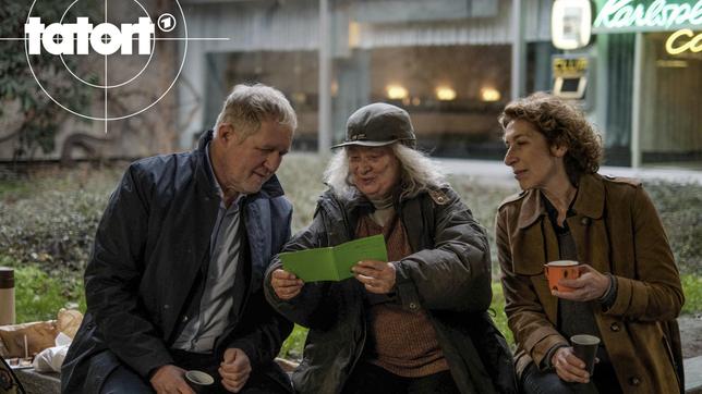 Bibi Fellner (Adele Neuhauser) und Moritz Eisner (Harald Krassnitzer) sprechen mit der Obdachlosen Sackerl-Grete (Inge Maux).