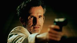 Tatort – Im Schmerz geboren: Richard Harloff (Ulrich Matthes) droht mit einer Waffe.