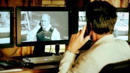 Tatort – Im Schmerz geboren: Richard Harloff (Ulrich Matthes) beobachtet auf dem Monitor Felix Murot (Ulrich Tukur).