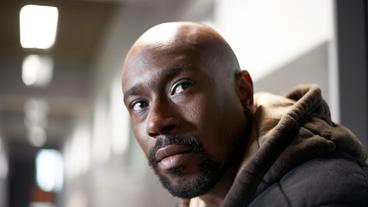 Bild: WDR/Uwe Stratmann TATORT: NARBEN Théo Wangila (Jerry Kwarteng) will wissen, wer seinen Bruder Patrick ermordet hat.