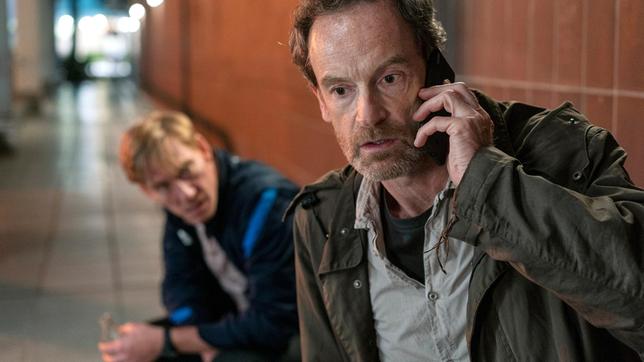 Bild: WDR/Bavaria Fiction GmbH/Martin Menke Thomas Janowski (Jürg Plüss, links) hat Unterschlupf gefunden in einem leerstehenden Ladenlokal in der Gerbersiedlung - und mit Kommissar Peter Faber (Jörg Hartmann, rechts) versteht er sich bestens. Doch als Faber einen Anruf erhält, ist ihr feucht-fröhlicher Abend plötzlich vorbei. Es scheint sich etwas Ernstes ereignet zu haben.