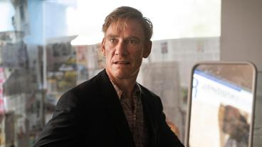 Bild: WDR/Bavaria Fiction GmbH/Martin Menke Thomas Janowski (Jürg Plüss) haust in dem Ladenlokal, das er nach der Pleite seines Computerladens räumen musste. Gegenüber Kommissar Faber gibt er an, in der Mordnacht erst von den Feuerwehr-Sirenen aufgewacht zu sein.